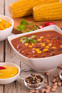 Sığır eti biber corncobs beyaz kupa ile.