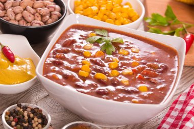 Sığır eti biber corncobs beyaz kupa ile.