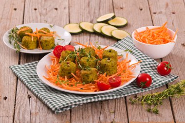 Beyaz çanak üzerinde vejetaryen köfte.