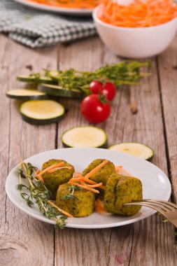 Beyaz çanak üzerinde vejetaryen köfte.