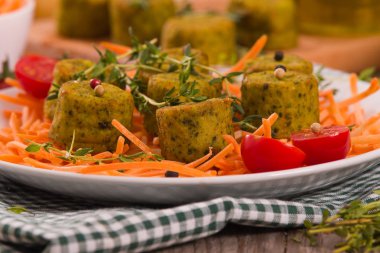 Beyaz çanak üzerinde vejetaryen köfte.