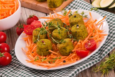 Beyaz çanak üzerinde vejetaryen köfte.