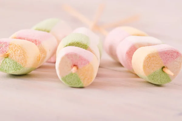 Marshmallow Sul Tavolo Legno — Foto Stock