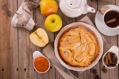 Tarte normande beyaz çanak üzerinde.