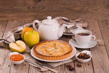 Tarte normande beyaz çanak üzerinde.