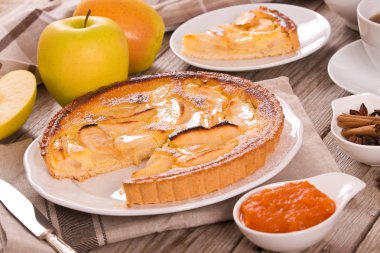 Tarte normande beyaz çanak üzerinde.