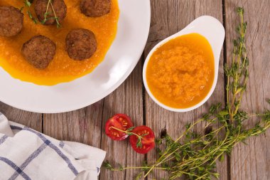 Köfte ile havuç çorbası.