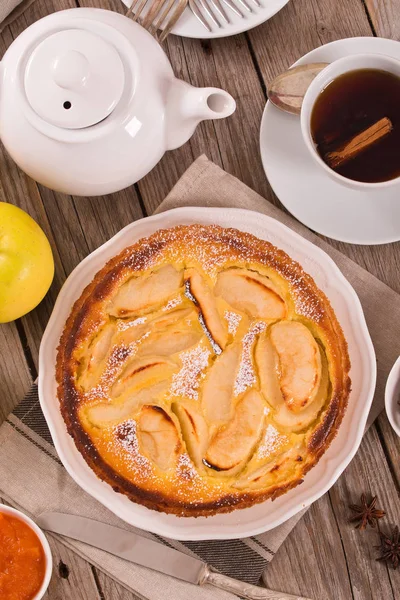 Tarte Normande Auf Weißem Teller — Stockfoto