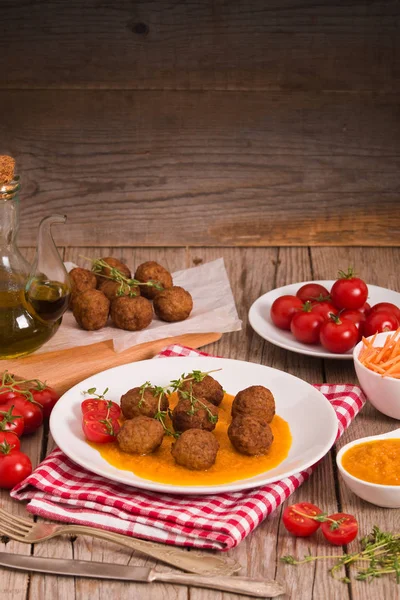 Frikadellen Mit Karottensuppe — Stockfoto