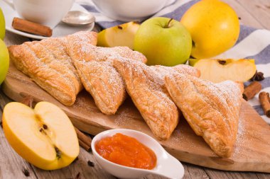 Apple puffs üzerine kesme tahtası.