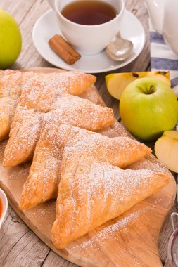 Apple puffs üzerine kesme tahtası.