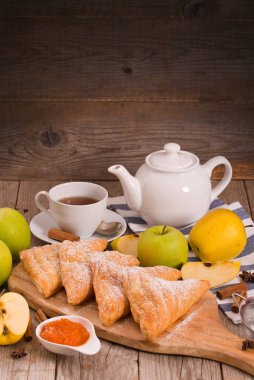 Apple puffs üzerine kesme tahtası.
