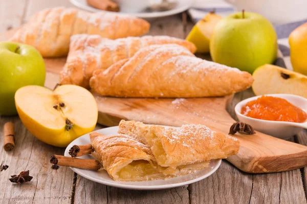 Apple puffs üzerine kesme tahtası.