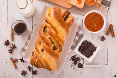 Çikolata parçaları ile börek.