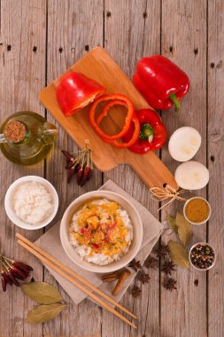 Ahşap masa üzerinde kırmızı biber ile Tay kırmızı köri.