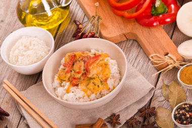 Ahşap masa üzerinde kırmızı biber ile Tay kırmızı köri.