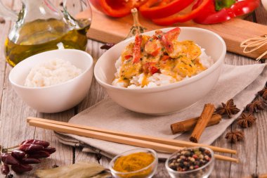 Ahşap masa üzerinde kırmızı biber ile Tay kırmızı köri.