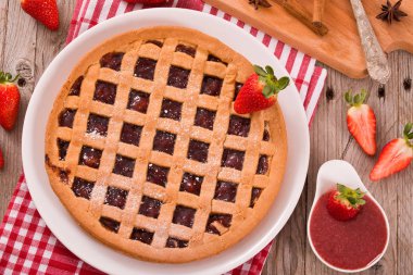 Beyaz çanak üzerinde çilekli Tart.