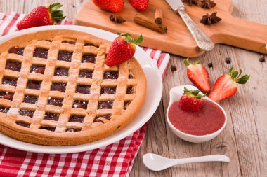 Beyaz çanak üzerinde çilekli Tart.