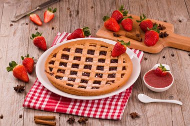 Beyaz çanak üzerinde çilekli Tart.