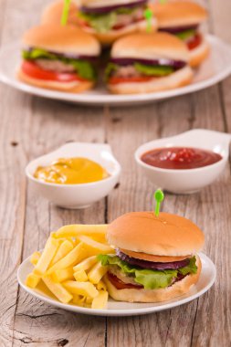Ahşap masa üzerinde Mini Burgerler.
