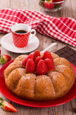 Ahşap masa çikolata ile çilekli pasta.