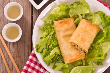 Beyaz yemek bahar rulo.