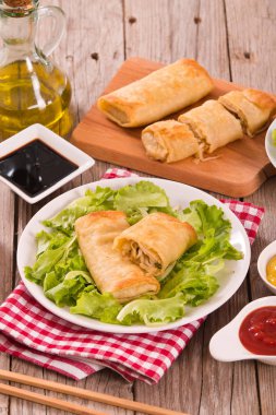 Beyaz yemek bahar rulo.