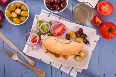 Beyaz çanak üzerinde Yunan pide.