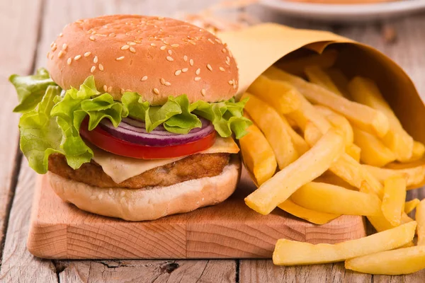 Hamburger Con Patatine Fritte Sul Tavolo Legno — Foto Stock