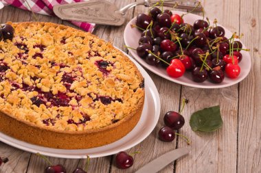 Kirazlı kek krem beyaz tabak üzerinde doldurma.