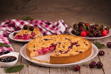 Kirazlı kek krem beyaz tabak üzerinde doldurma.