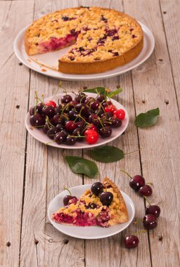 Kirazlı kek krem beyaz tabak üzerinde doldurma.