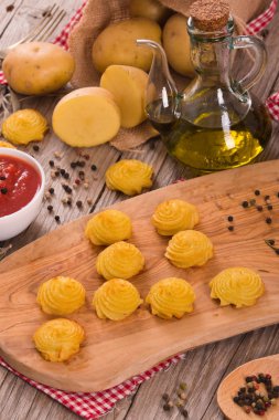 Düşes patates domates sos ile.