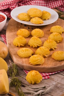 Düşes patates domates sos ile.