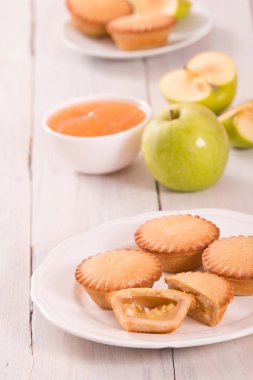 Elmalı turta beyaz çanak üzerinde.