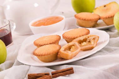 Elmalı turta beyaz çanak üzerinde.