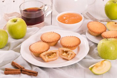 Elmalı turta beyaz çanak üzerinde.