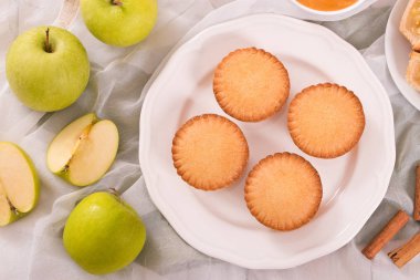 Elmalı turta beyaz çanak üzerinde.