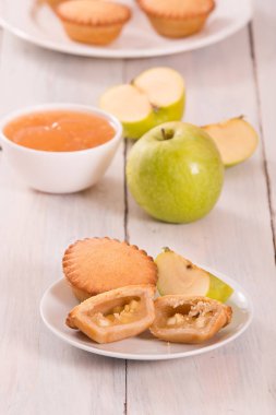 Elmalı turta beyaz çanak üzerinde.