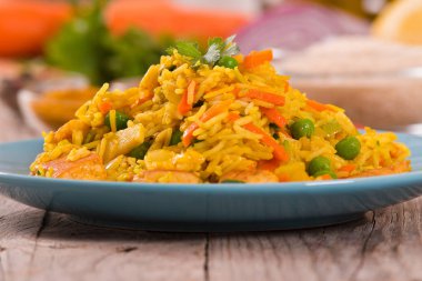 Nasi goreng ahşap masa üzerinde baharatlar ile.