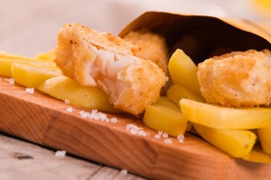 Balık ve cips ahşap tablo.