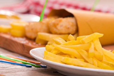 Balık ve cips ahşap tablo.