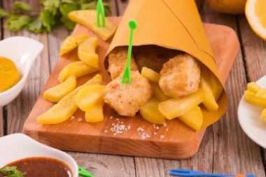 Balık ve cips ahşap tablo.