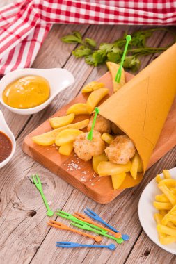 Balık ve cips ahşap tablo.