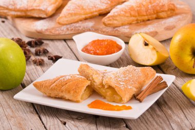 Beyaz çanak üzerinde reçelli Apple puffs.