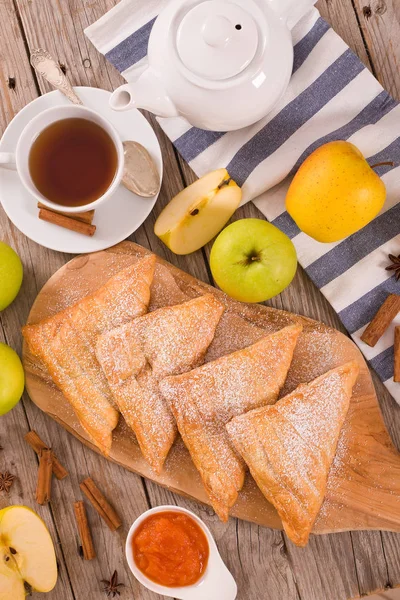 Apfelblätter Mit Marmelade Auf Weißem Teller — Stockfoto