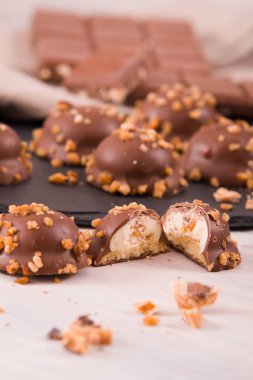 Krem karamel dolgulu çikolata truffles.