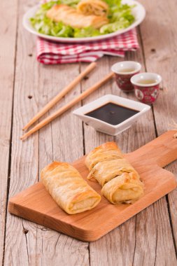 Beyaz yemek bahar rulo.