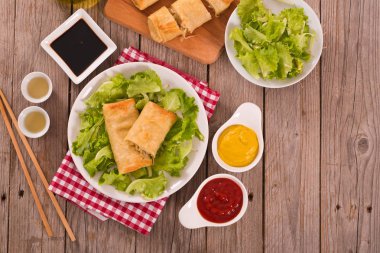 Beyaz yemek bahar rulo.